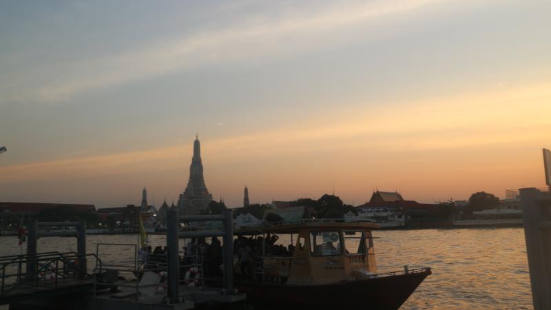 Pesona Wat Arun Di Waktu Senja