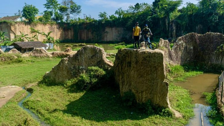 Mencari Godzilla di Tebing Koja Tangerang