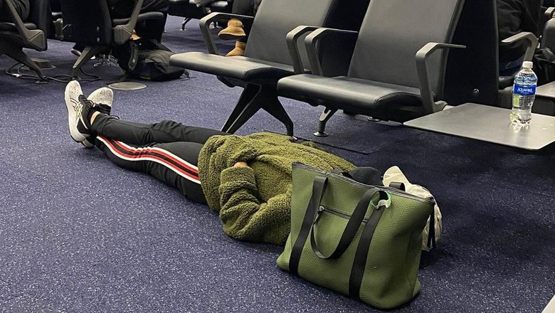 Traveler Tidur di Lantai Bandara, Mungkin Dia Lelah