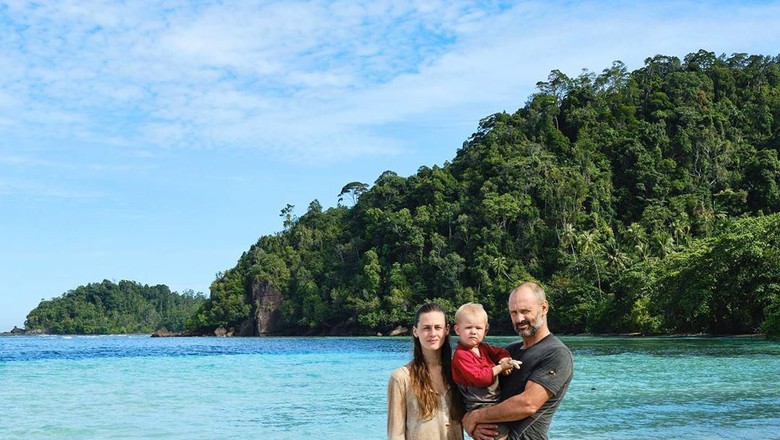 Pasangan Inggris Ajak Anaknya Bertahan Hidup di Indonesia