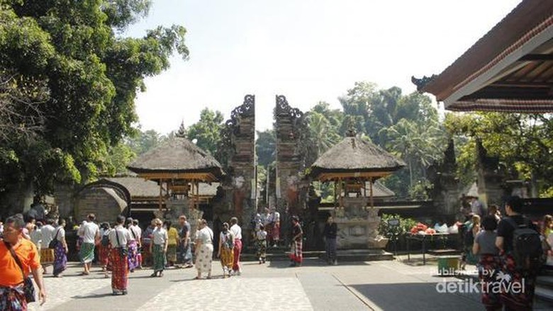 Bule di Bali Viral 'Ejek' Pura, Kenali Dulu Aturan Masuk Pura