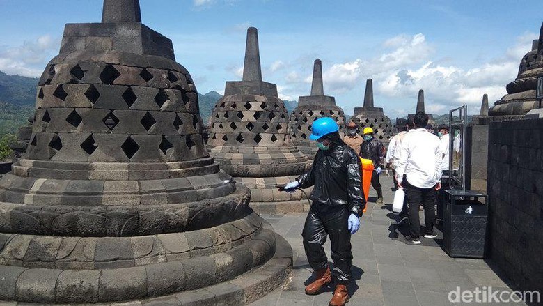 Begini Proses Penyemprotan Disinfektan di Stupa Candi Borobudur