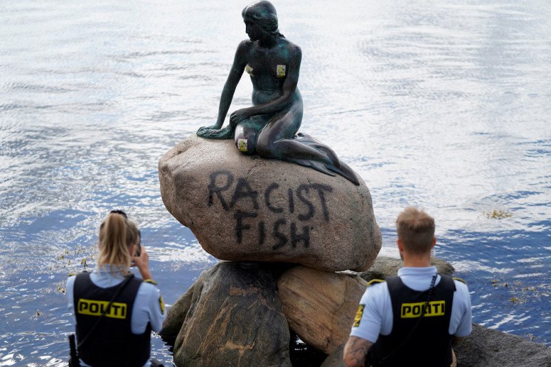Patung Little Mermaid di Denmark dicoreti tulisan 