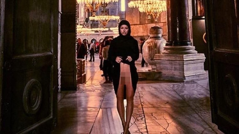 Traveling ke Turki, Model Playboy Ini Berpose Seronok di Masjid Hagia Sophia