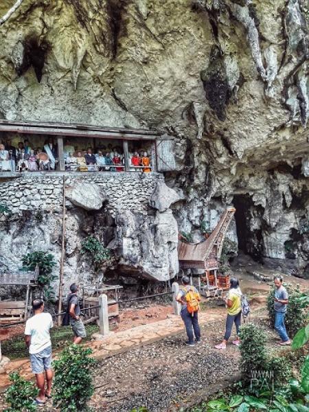 Keajaiban Tana Toraja, Makam Vertikal di Atas Tebing